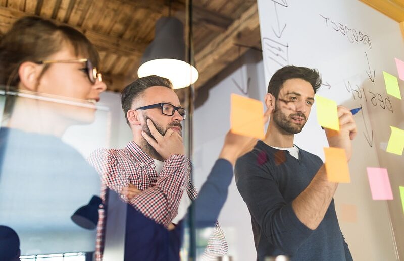Den Design-Thinking-Prozess einzuführen fordert ein Umdenken und den Bruch mit alten Organisationsstrukturen.