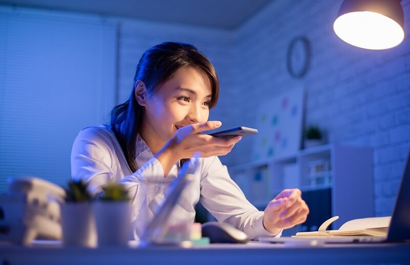 Die Suchmaschinenoptimierung für Voice Search erfordert eine andere Schwerpunktsetzung als herkömmliche SEO-Maßnahmen.
