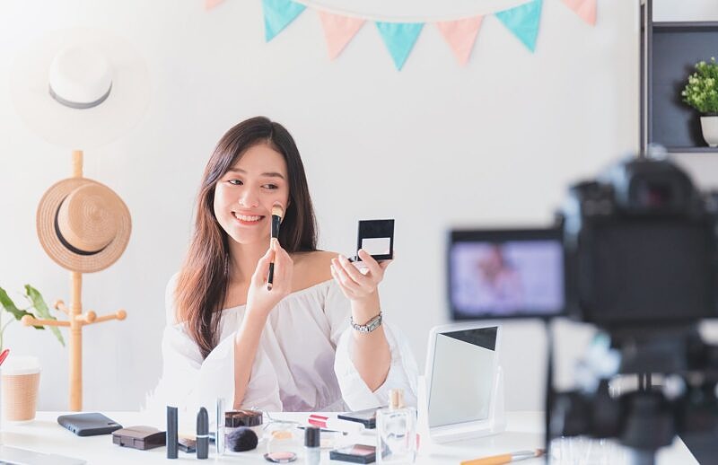 How can you cooperate with influencers effectively and successfully? Our e-book answers all the questions about influencer marketing.