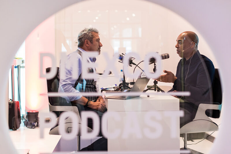 Podcast SEO begins even before the production stage: Alex Wunschel chats with Chris Denson at DMEXCO 2019.