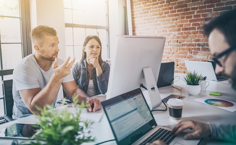 Ein Content Team arbeitet gemeinsam an der Durchführung eines Content Audits.