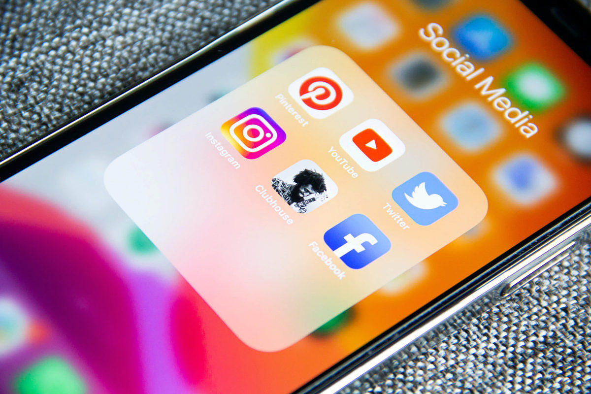 App-Anbieter wie Facebook & Co. im Wettrennen um die beste Live Audio App und Zuhörer.