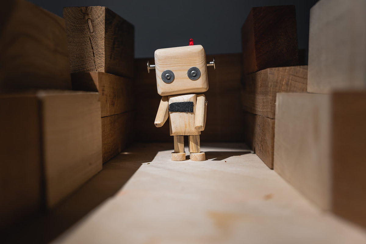 Ein drolliger Roboter, der den Einsatz von KI symbolisiert