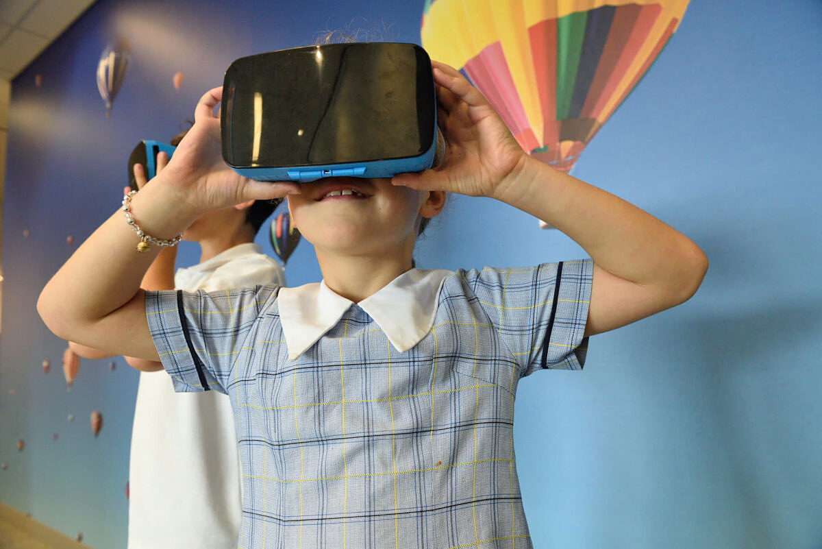 Augmented- und Virtual-Reality-Technologien schaffen ein virtuelles Lernumfeld, in das Lernende im Sinne des Immersive Learnings mit vielen Sinnen eintauchen können.