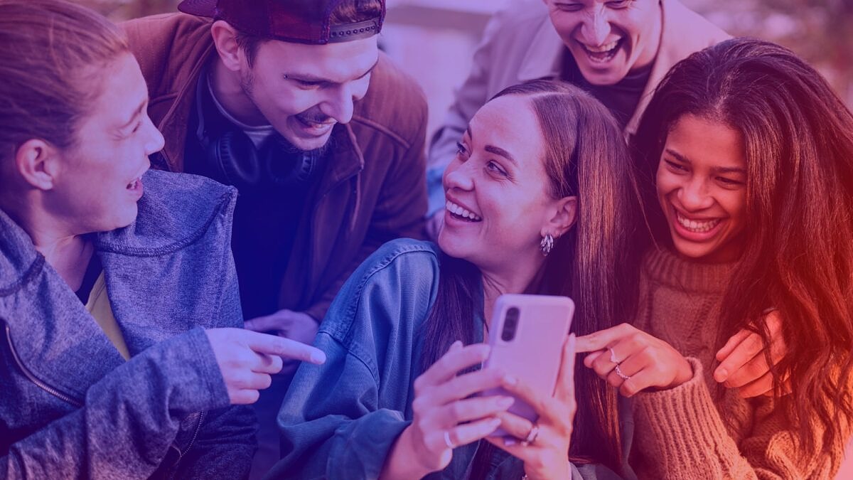 KI-Assistenten: Eine Gruppe junger Menschen shoppt gemeinsam am Smartphone