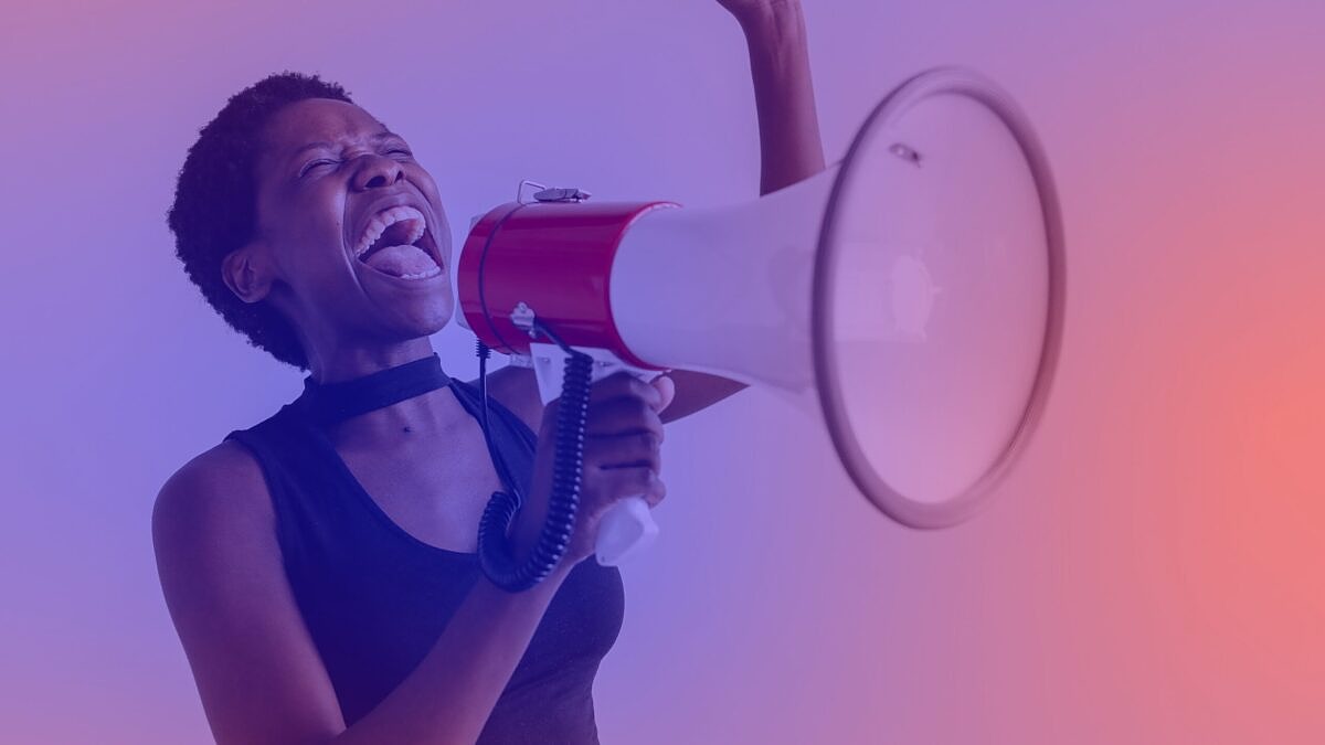 DMEXCO CMO Summit 2025: Eine Frau jubelt in ein Megafon, ein Symbolbild für einen Appell zum Umdenken.  