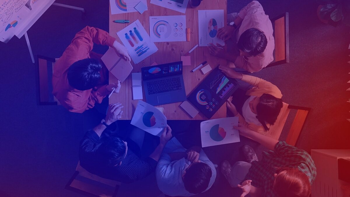 Marketing-Studie: Menschen arbeiten an einem Tisch zusammen.