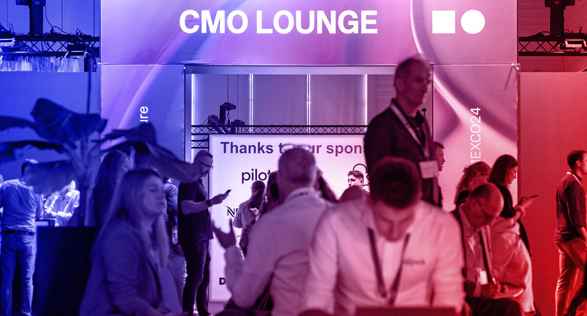 DMEXCO CMO Summit: DMEXCO Besucher:innen vor der CMO Lounge