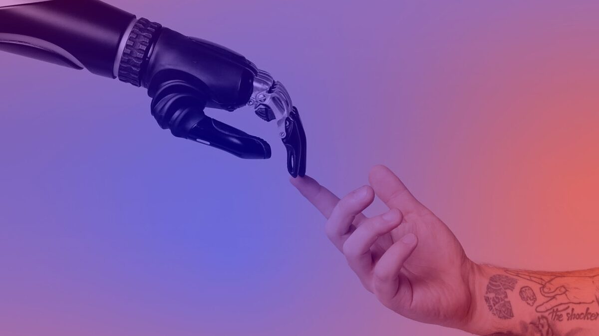 Roboterhand berührt menschlichen Finger – Symbolbild für KI und kreative Zusammenarbeit