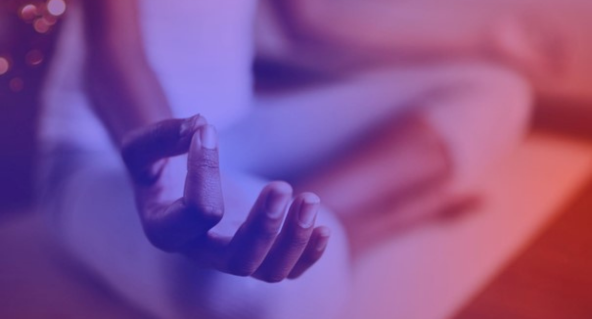 Mindful Marketing, symbolisiert durch meditierende Hand mit weichem Farbverlauf in Blau und Rot als Symbol für Achtsamkeit.