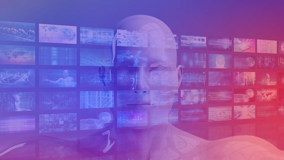 Futuristischer Kopf mit KI und CRM-Bezug vor digitalen Bildschirmen – Symbol für smarte Datennutzung.