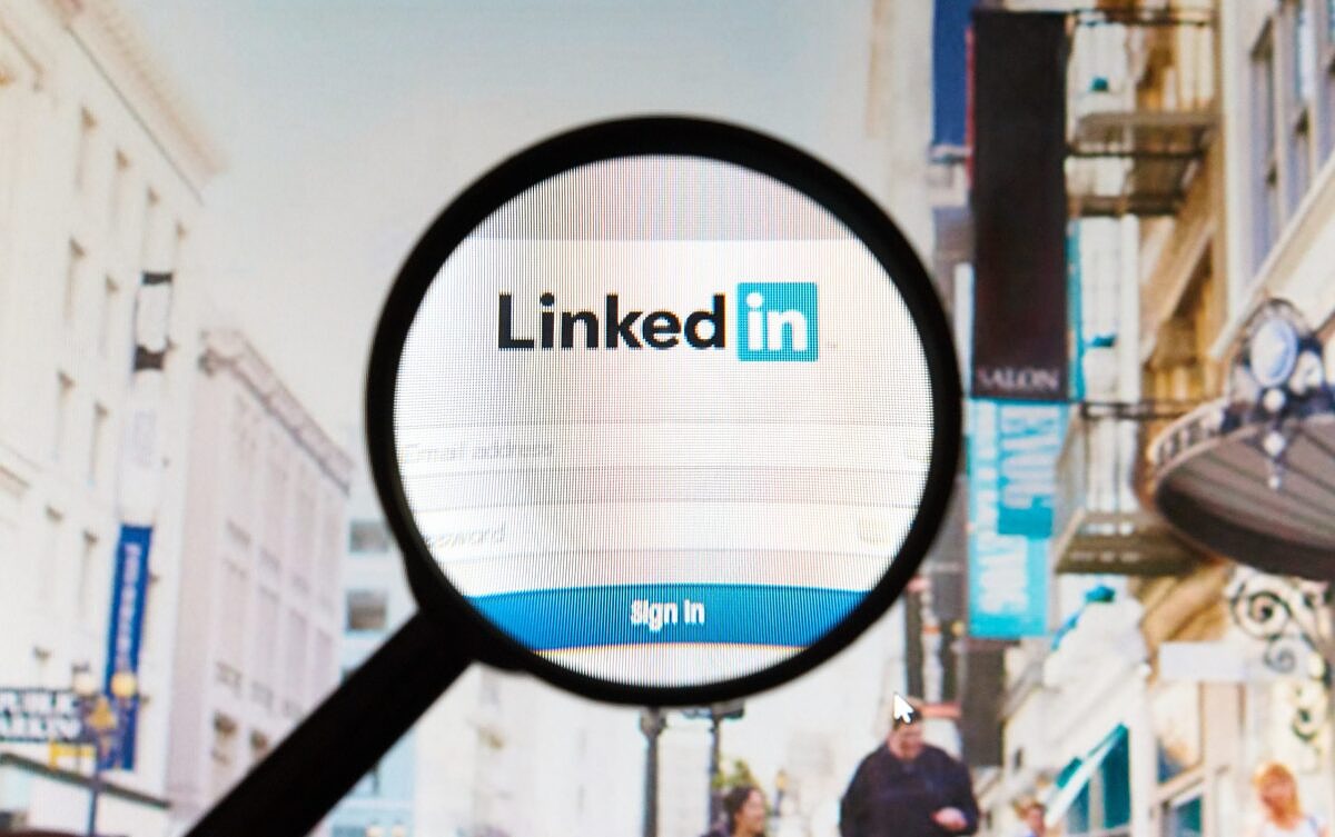 Nervige Nachrichten, Fake-Profile und Spam auf LinkedIn – wie geht das Business-Netzwerk damit um?