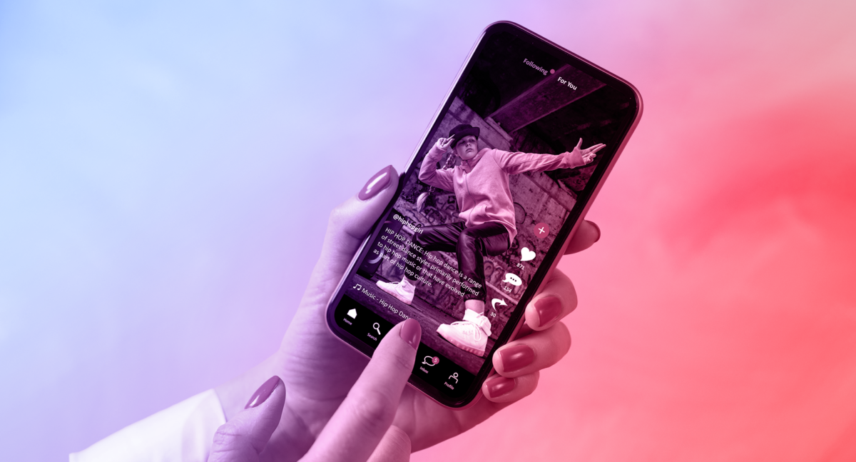 Videomarketing: Eine Person sieht sich Kurzvideos auf TikTok an