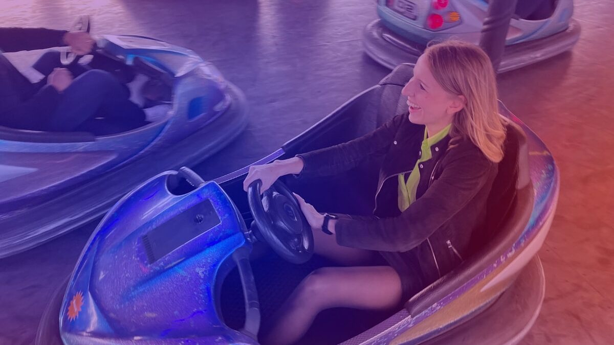 DMEXCO Gastgeberin Verena Gründel fährt im Autoscooter auf der DMEXCO. 