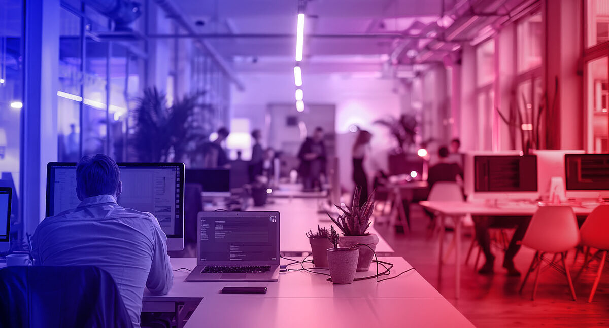 Ein Mitarbeiter einer Full-Service-Agentur sitzt an seinem Rechner.