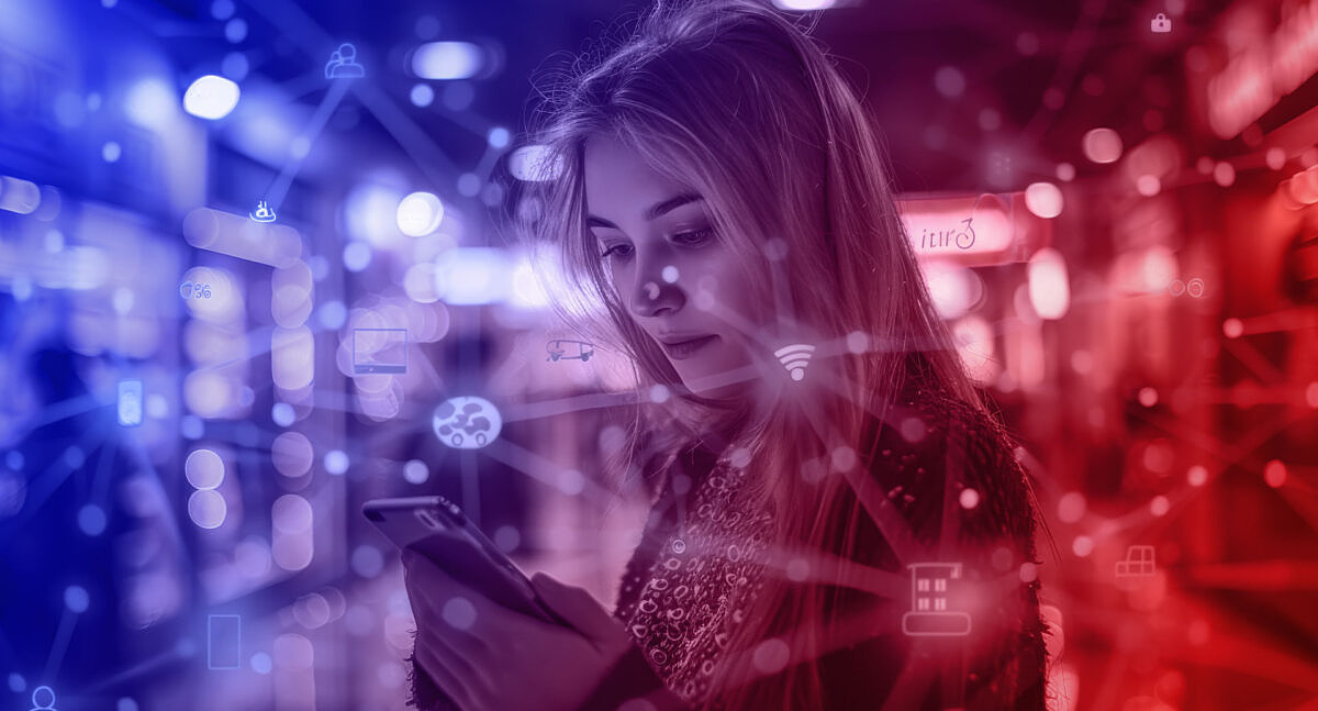 Internet der Dinge für dein Marketing: Eine junge Frau ist mit ihrem Smartphone mit der ganzen Welt vernetzt.