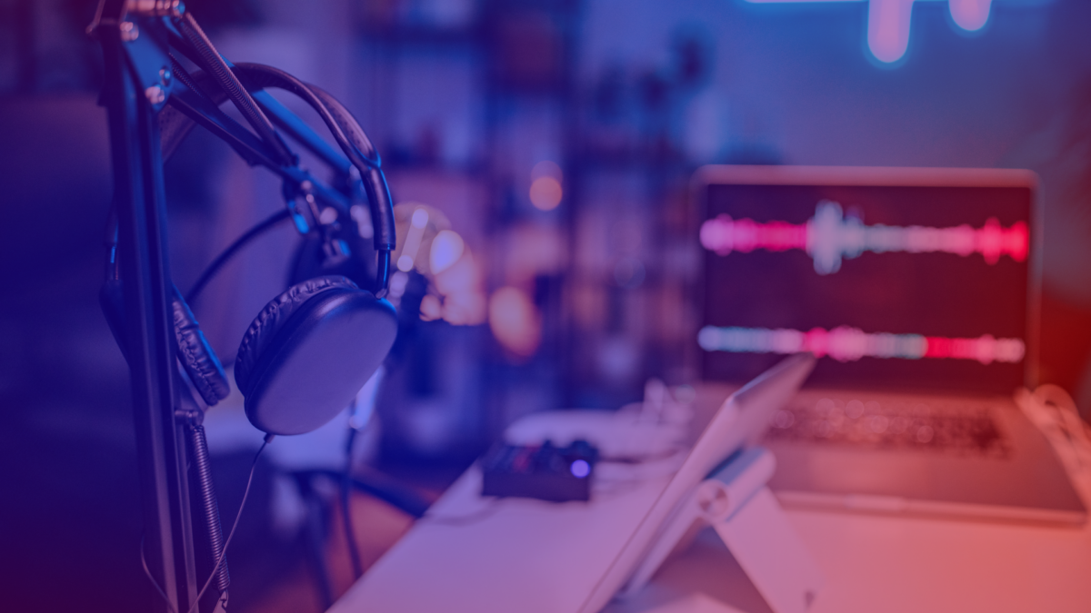 Ein Podcast-Studio symbolisiert, wie Maximilian Conrad von Hypecast über KI im Podcast Marketing spricht.