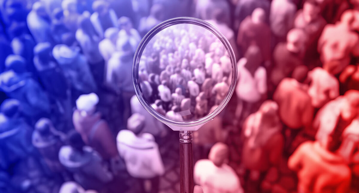 Predictive Analytics: Lupe vergrößert Bild von einer Gruppe an Menschen