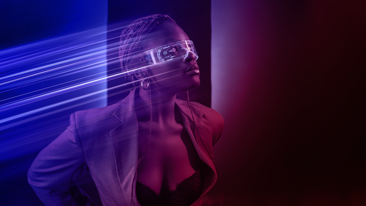 Interaktiver Content: Junge Frau mit AR-Brille im futuristischen Design.