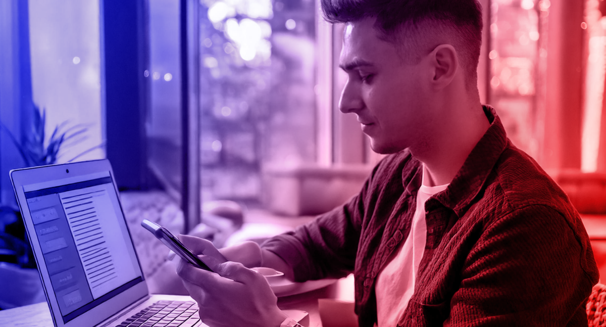 Zero-Click Content: Ein junger Mann browst durch Google-Suchergebnisse