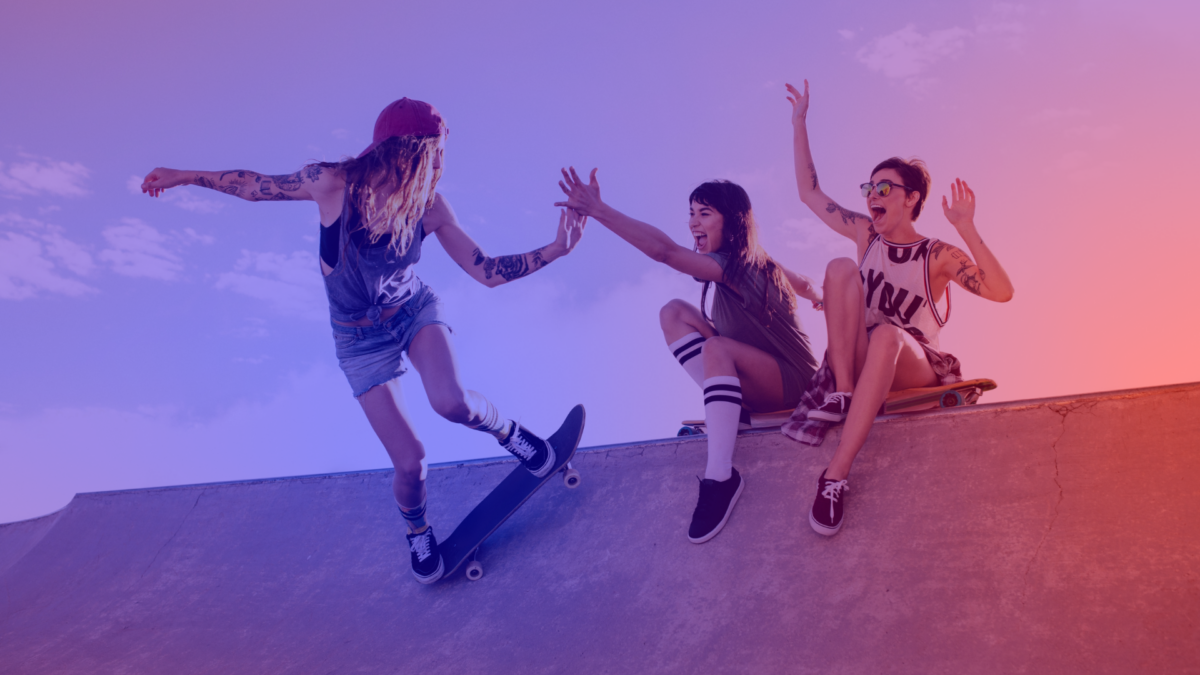 Eine Gruppe Skaterinnen in einem Skate Park.