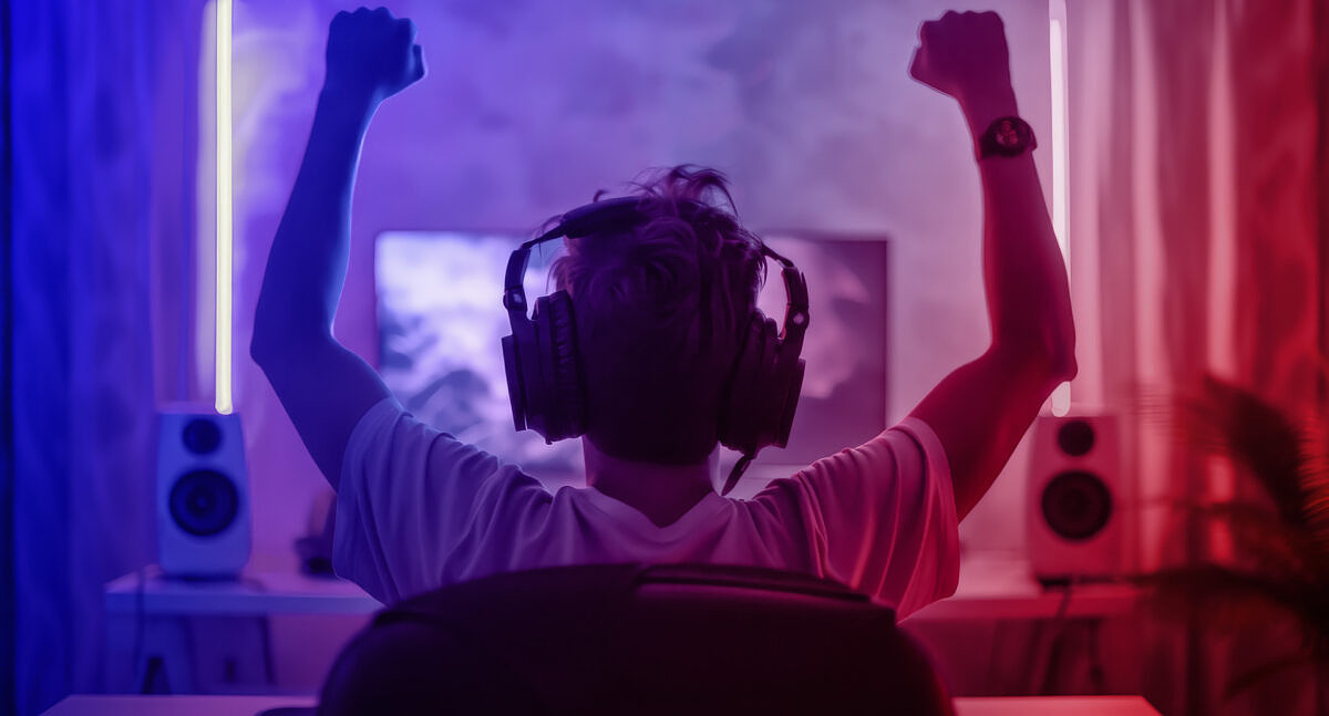 Twitch Marketing Guide: Ein:e Gamer:in sitzt vor einem PC-Bildschirm.