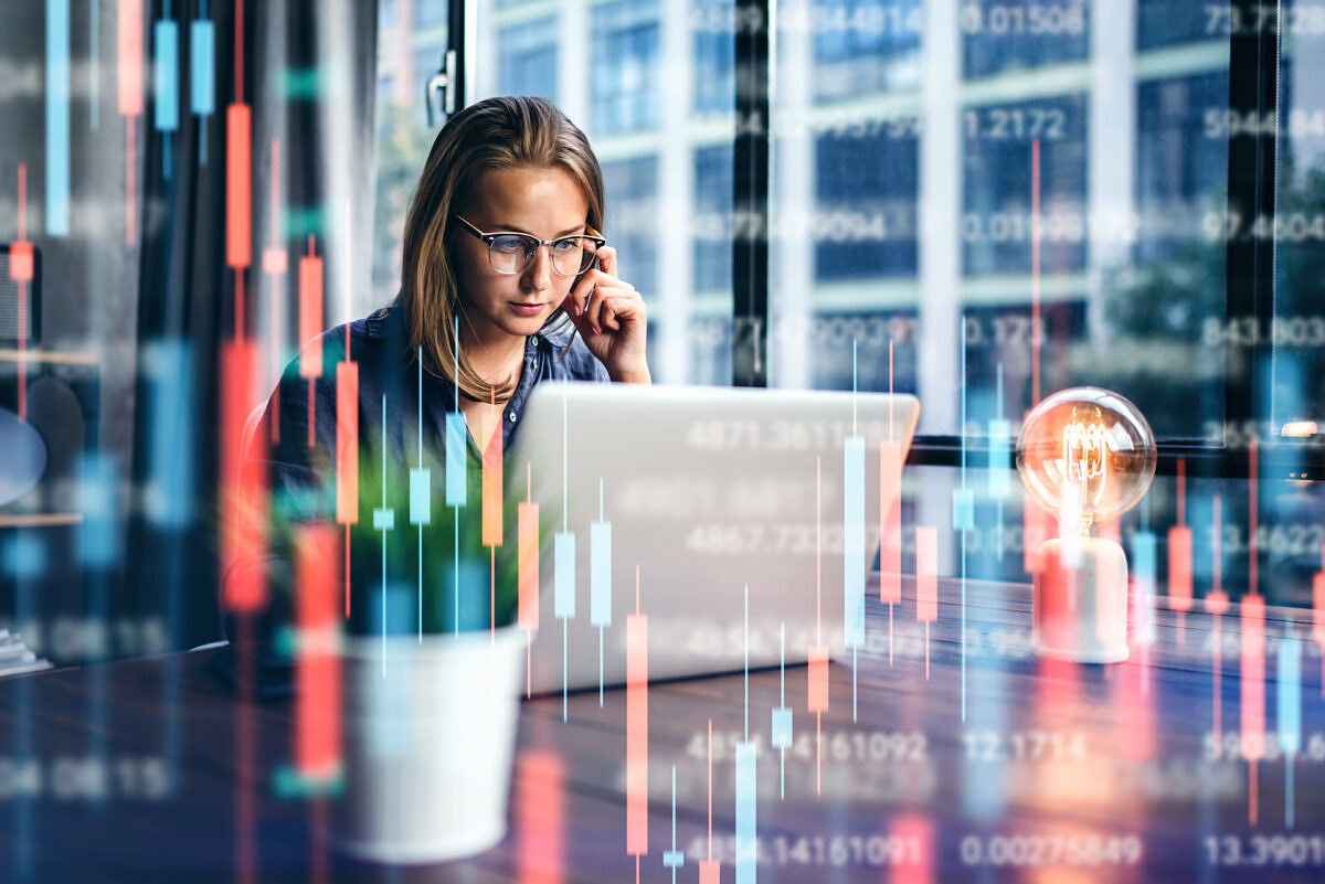 Programmatic advertising: a media trader on the computer.