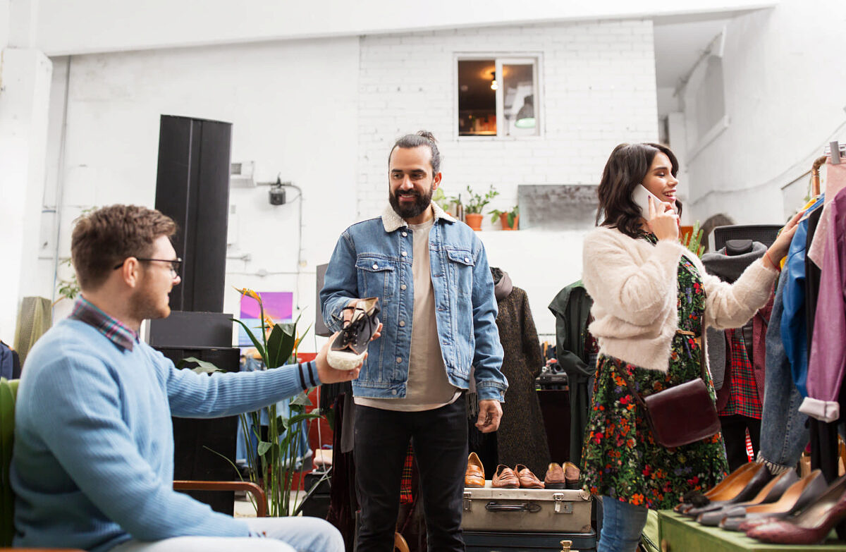 Nachhaltiger Konsum zeigt sich zum Beispiel bei Second-Hand-Käufen.