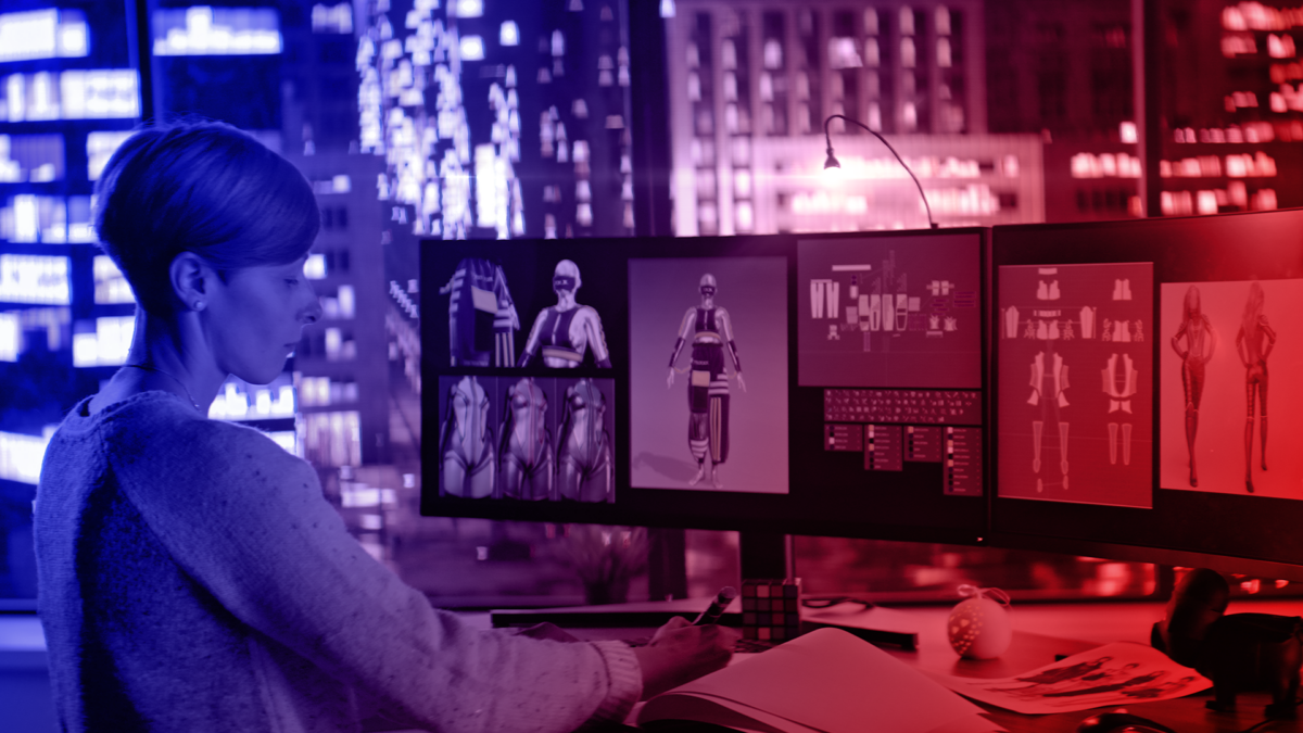 Digitale Tools: Person sitzt vor Bildschirmen und bearbeitet Dateien.