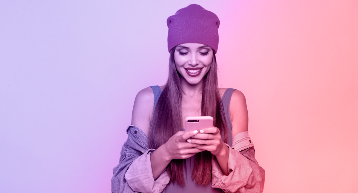 Junge Frau durchstöbert Social Media am Smartphone