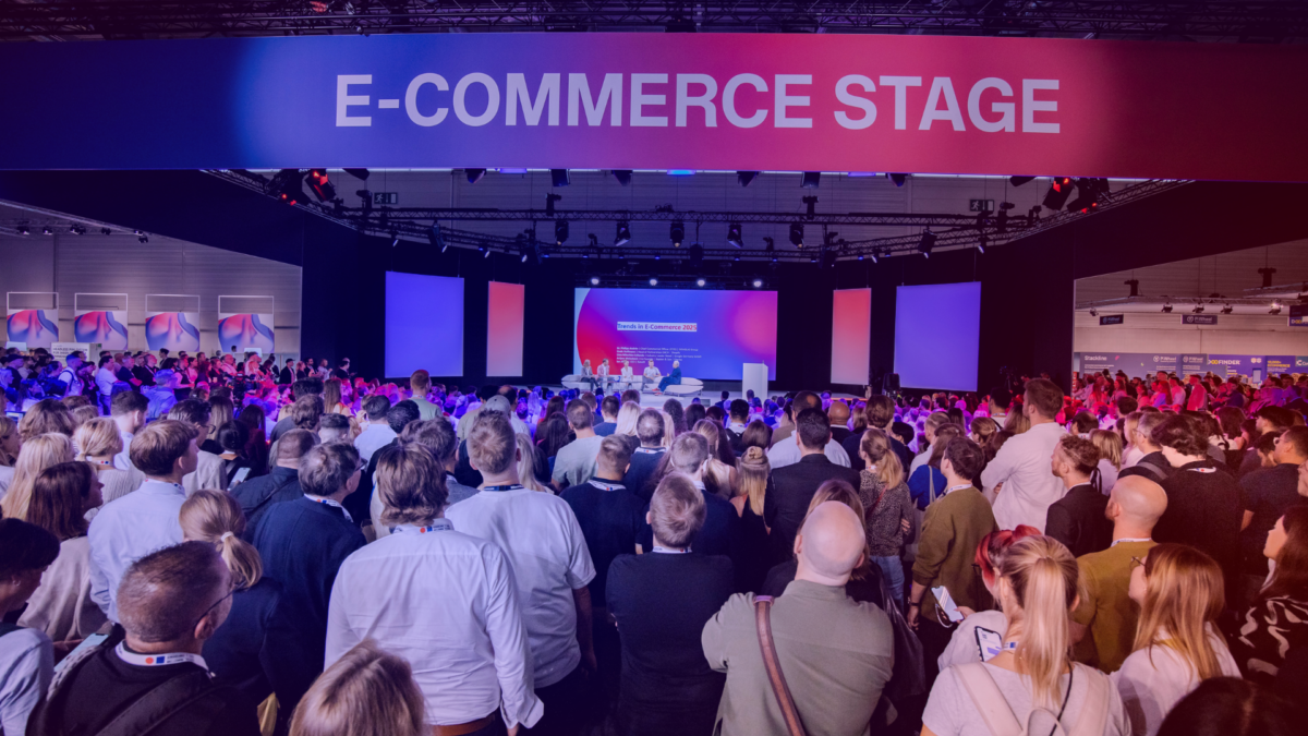 Hunderte Zuschauer:innen warten vor der E-Commerce Stage der DMEXCO 2025