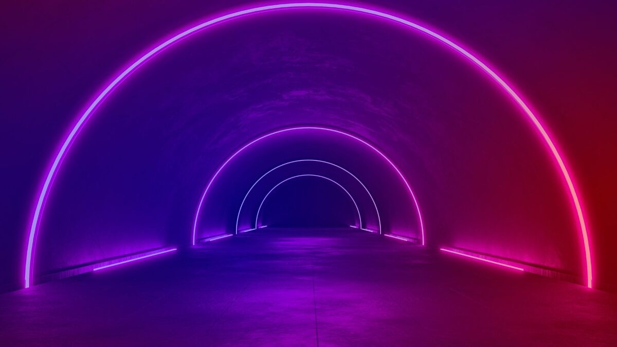 Ein dunkler Tunnel mit LED-Leuchten symbolisiert Dark Social.