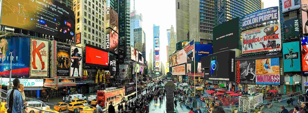 Werbemarkt: Werbung auf einem Gebäude in London.