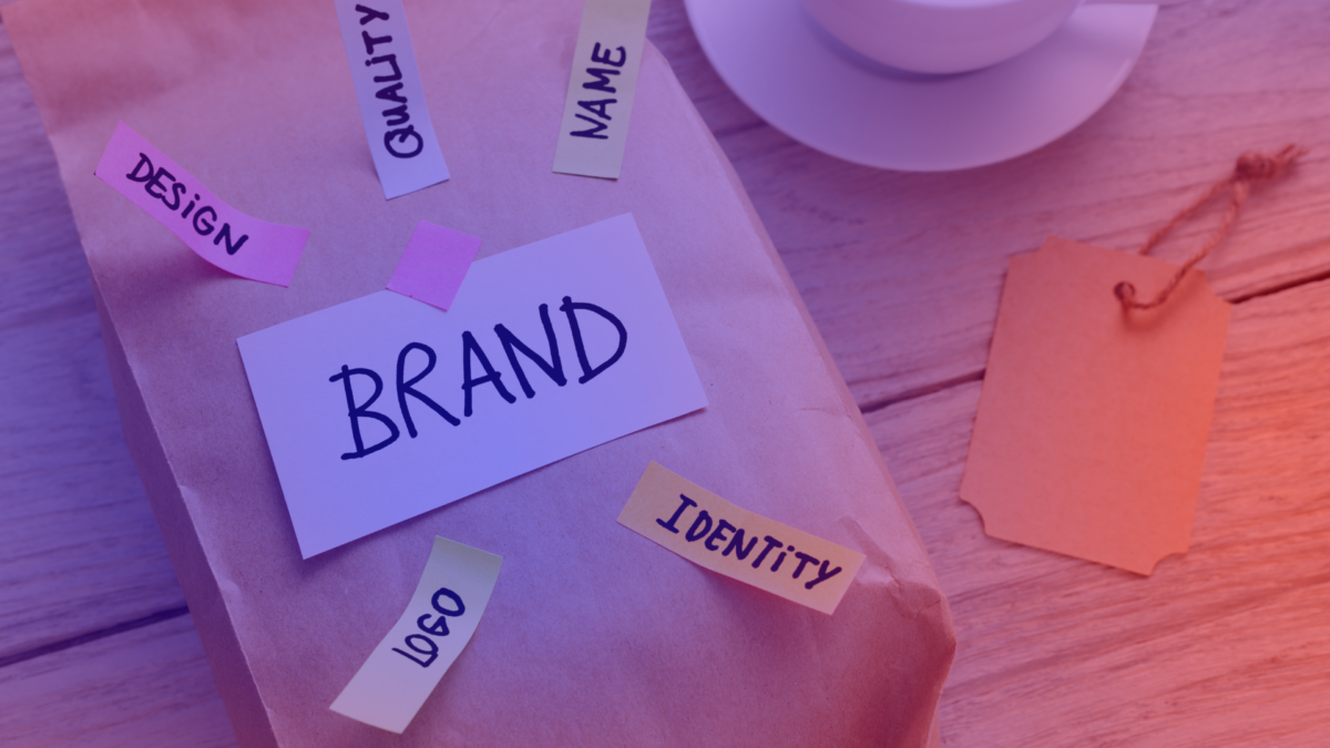 Creator brand vs. challenger brand: Symbolic image with paper packaging, sticky notes, and coffee cup representing brand identity 