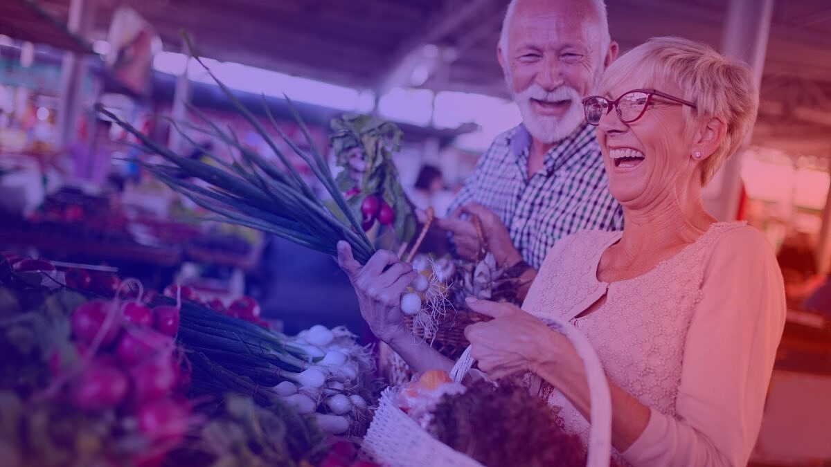Local loyalty marketing: Two people buying regional products in a supermarket.